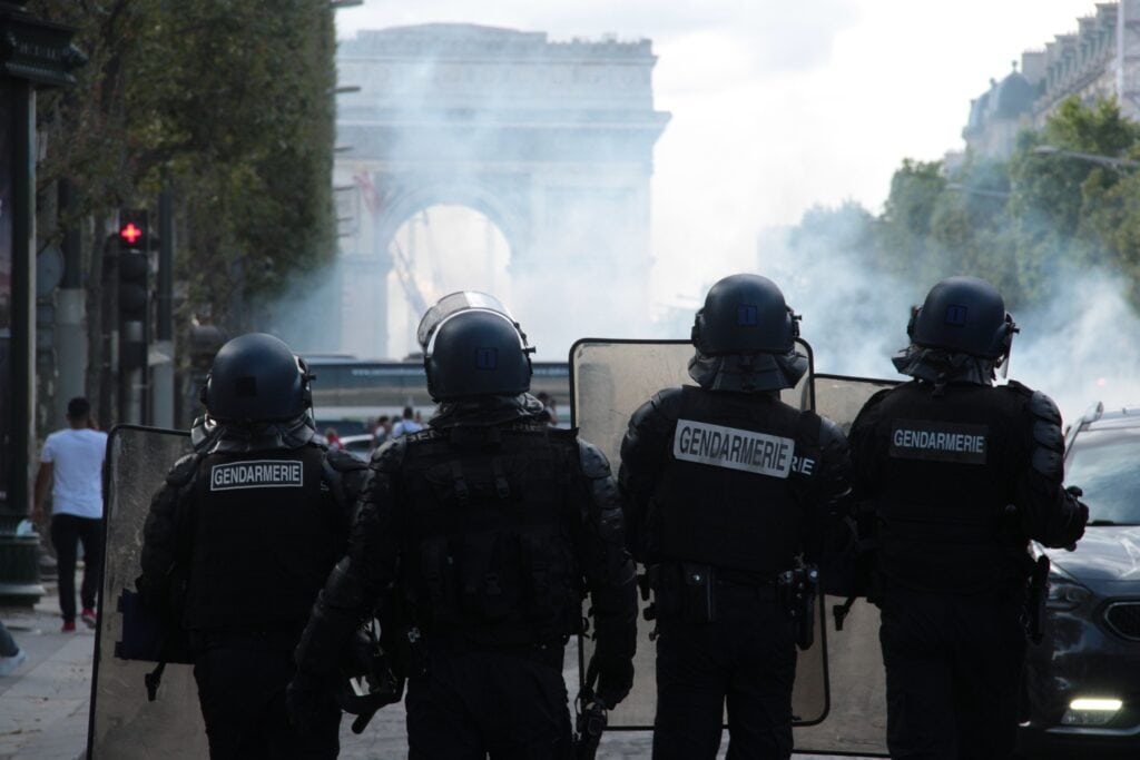 How to Survive City Riots and Emergencies 